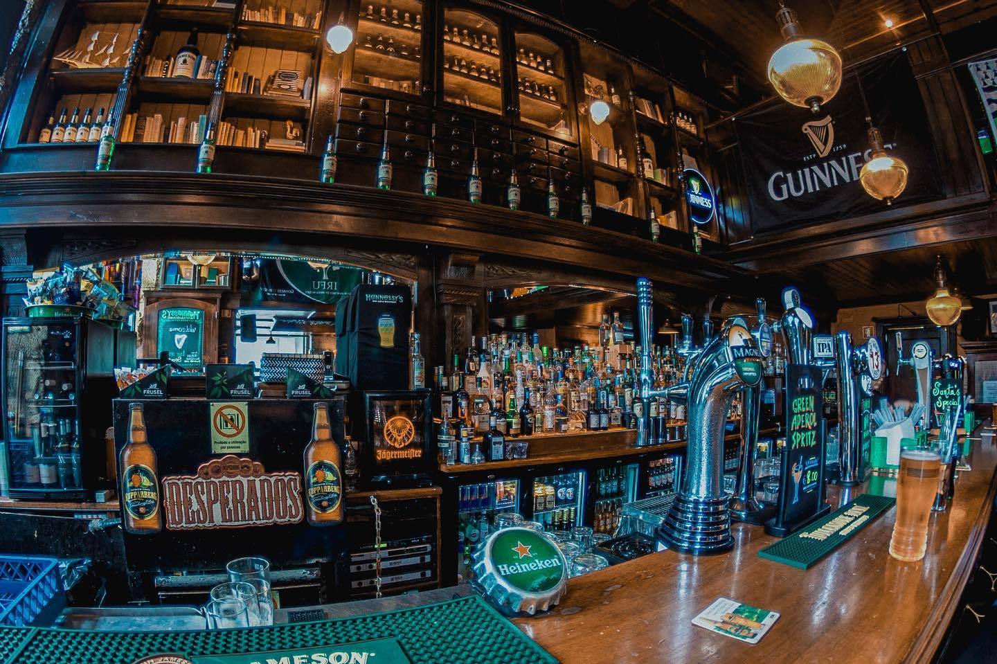 Hennessy's Irish Pub